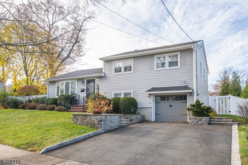 Waldwick Boro, NJ 07463,16 Hemlock St