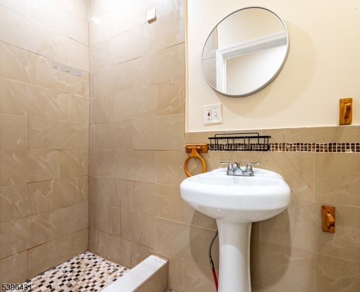 Newark City, NJ 07112,467 Hawthorne Ave #2