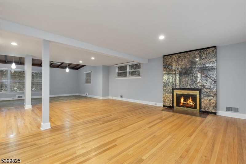 Somerville Boro, NJ 08876,276 N Bridge St