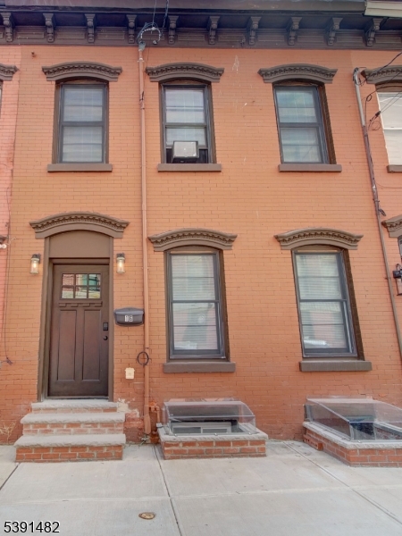 16 Eagles St, Newark City, NJ 07102