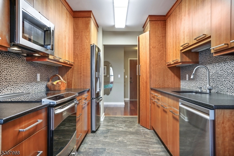 Verona Twp., NJ 07044,2 Claridge Dr Apt 1CW #1CW