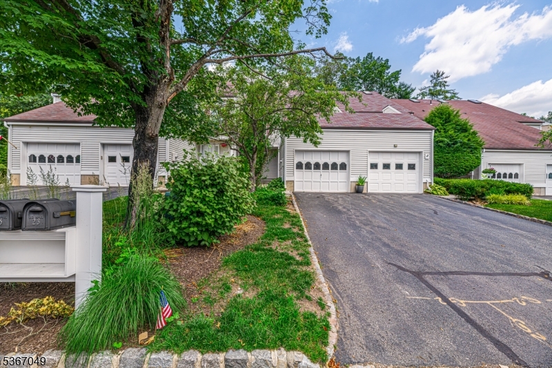 23 Aberdeen Dr, Mendham Boro, NJ 07945