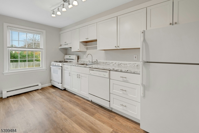 Chatham Boro, NJ 07928,380 Main St Unit19