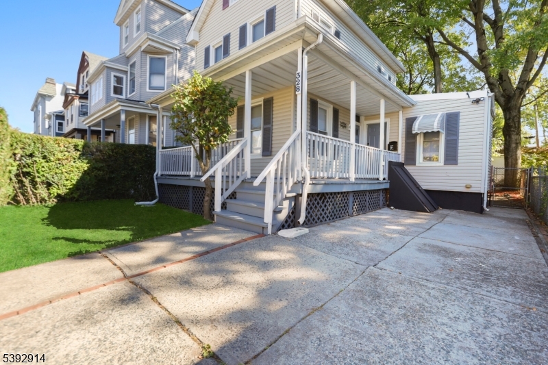 East Orange City, NJ 07018,328 Halsted St