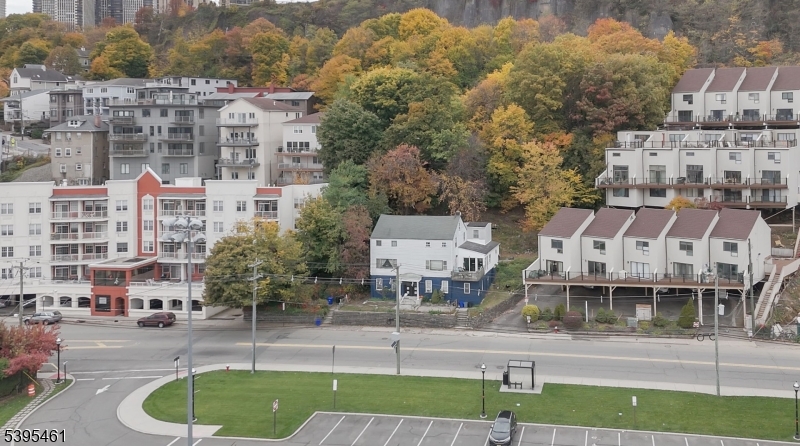 Edgewater Boro, NJ 07020,1106-1108 River Rd