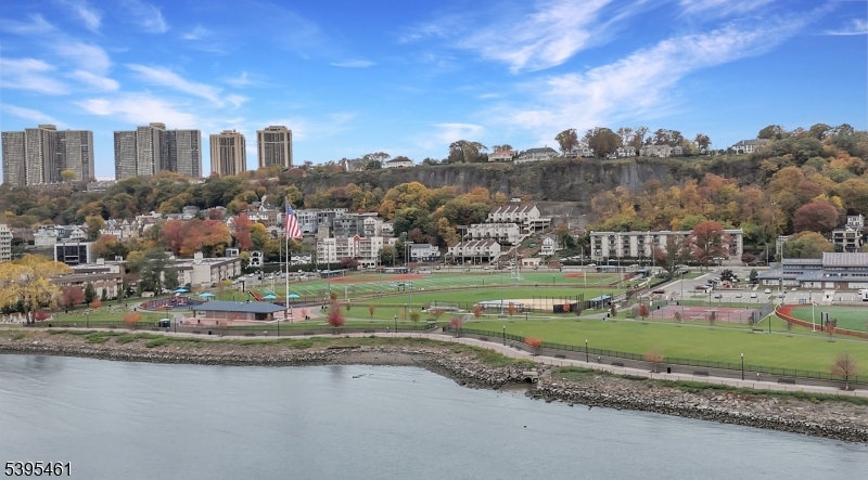 Edgewater Boro, NJ 07020,1106-1108 River Rd