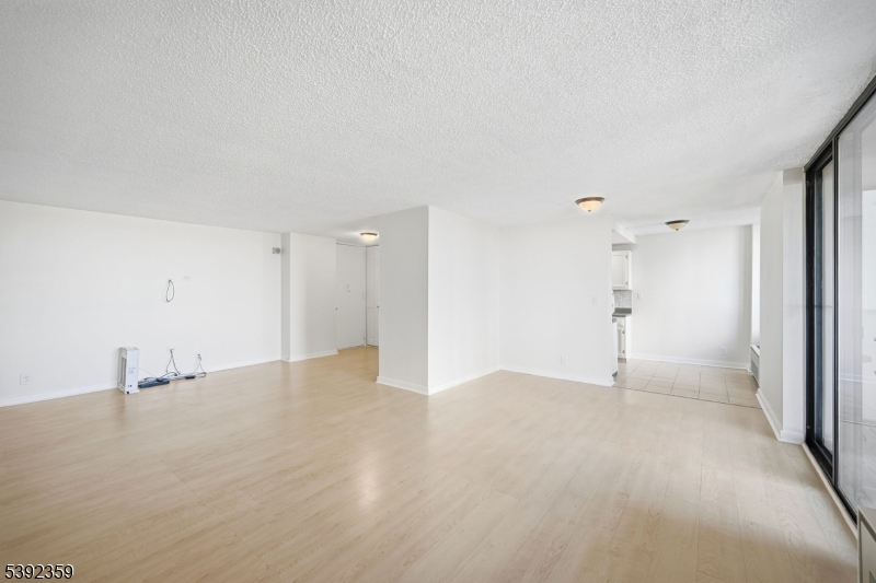 Cliffside Park Boro, NJ 07010,300 Winston Dr #807