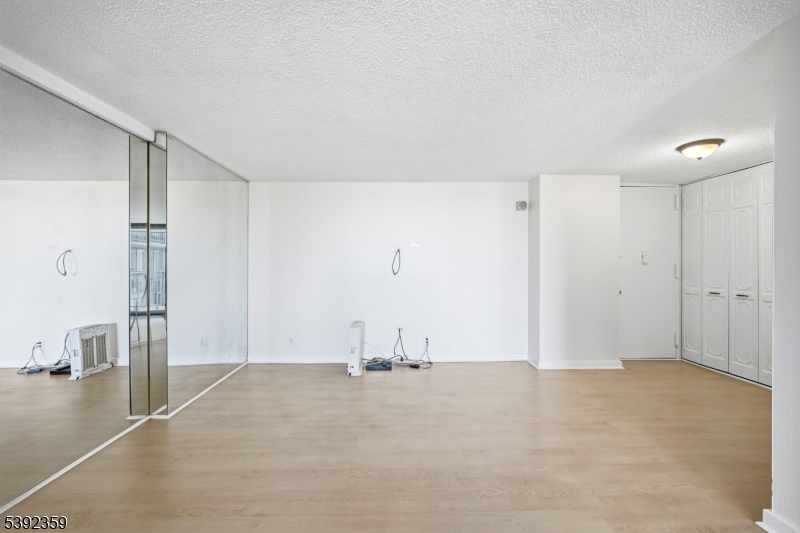 Cliffside Park Boro, NJ 07010,300 Winston Dr #807