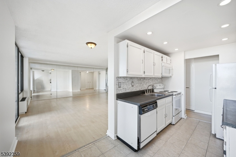 Cliffside Park Boro, NJ 07010,300 Winston Dr #807