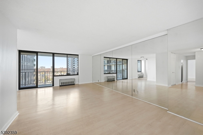 Cliffside Park Boro, NJ 07010,300 Winston Dr #807