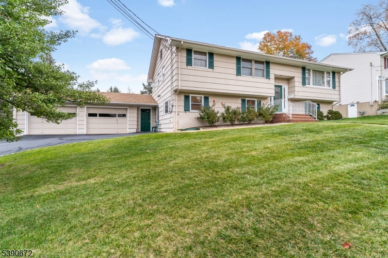 13 Glutting Pl, East Hanover Twp., NJ 07936