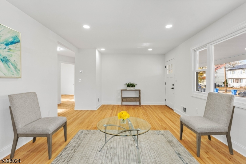 Dunellen Boro, NJ 08812,709 Front St