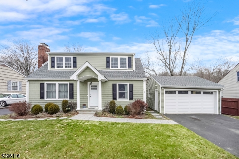 26 Skyline Lake Dr, Ringwood Boro, NJ 07456