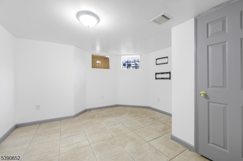 Newark City, NJ 07108,904 S 18th St