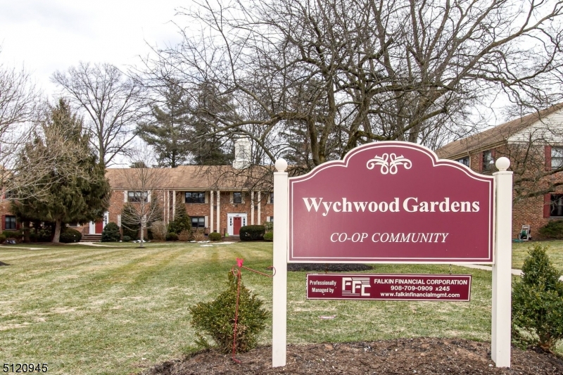 Westfield Town, NJ 07090,39 Sandra Circle #B 4