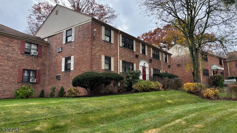 Westfield Town, NJ 07090,39 Sandra Circle #B 4