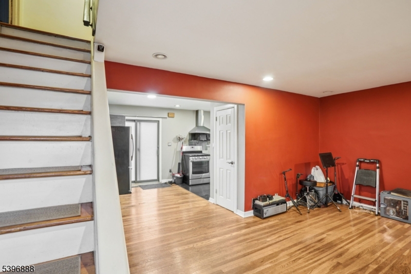 Elmwood Park Boro, NJ 07407,19 Orange Ave