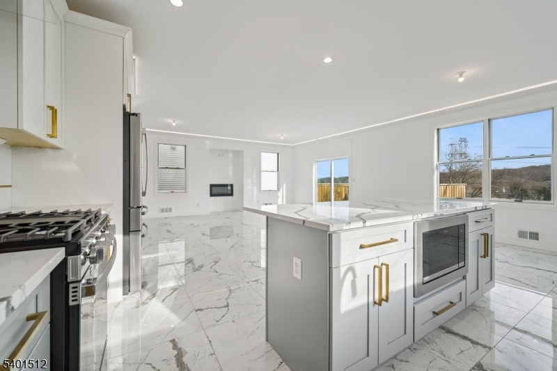 Mahwah Twp., NJ 07430,19 Mountain Ave