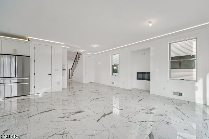 Mahwah Twp., NJ 07430,19 Mountain Ave