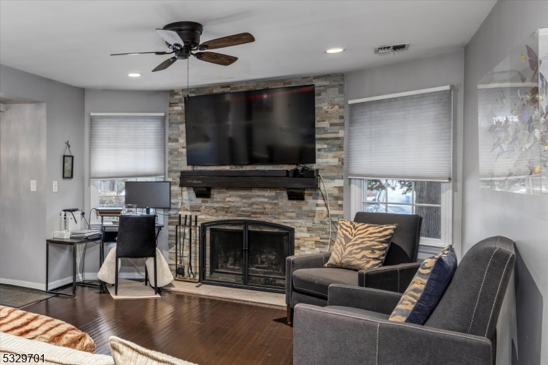 89 Quartz Ln Paterson City 07501-3348
