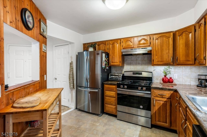 48 Quartz Ln Paterson City 07501-3344