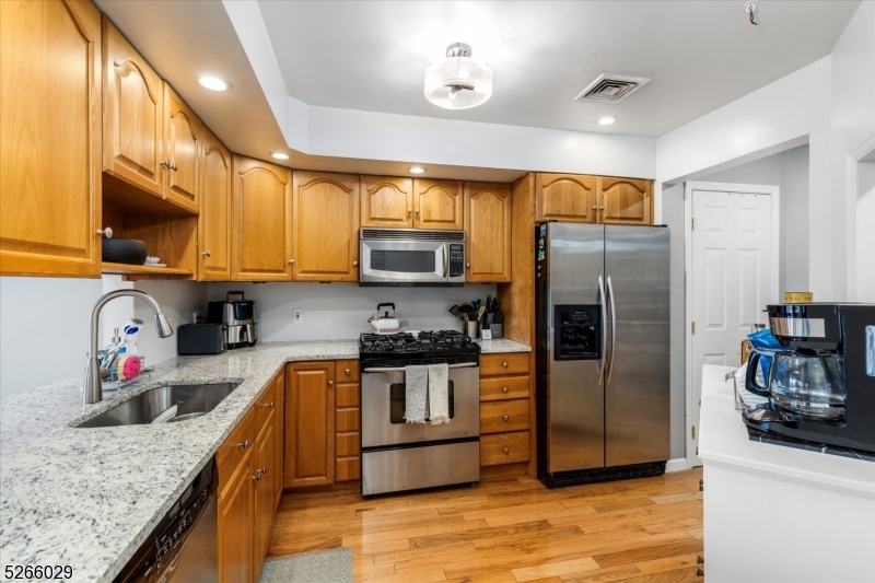 74 Amethyst Ln Paterson City 07501-3362