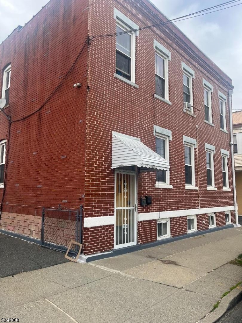 10 Mahar Ave Clifton City 07011-1307