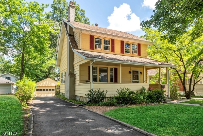 Charming 3 Bedroom Colonial in the Heart of Allendale