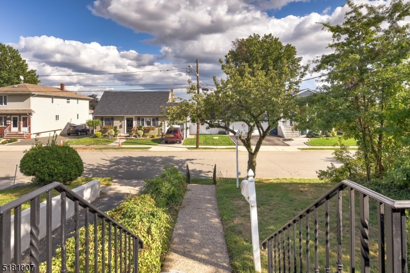 Walkway w/nyc Skyline View