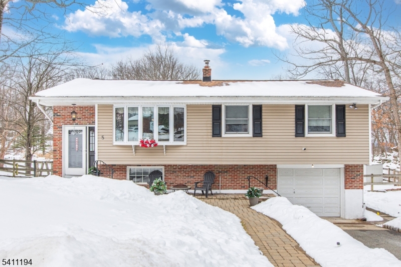 Lovely Forest Lakes home