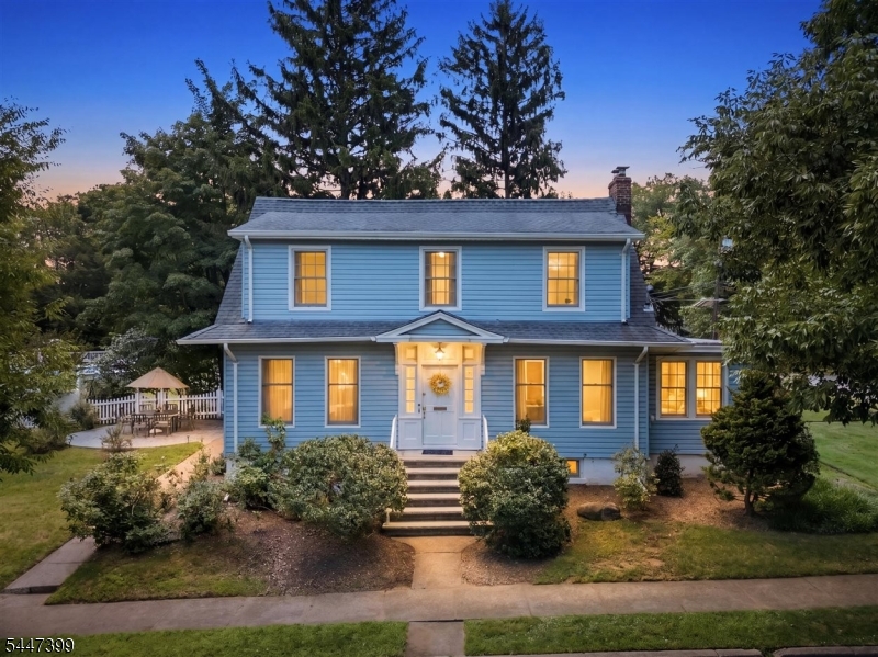 WELCOME HOME PRIME LOCATION IN WESTWOOD CLOSE TO ALL CONVENIENCES, TRAIN, BUS, ENTERTAINMENT, SCHOOLS, AND HOUSES OF WORSHIP!