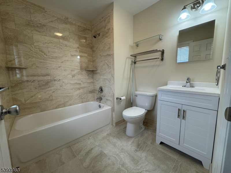 Upstairs Full Bathroom