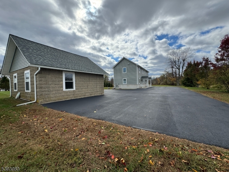 Detached Garage & Parking
