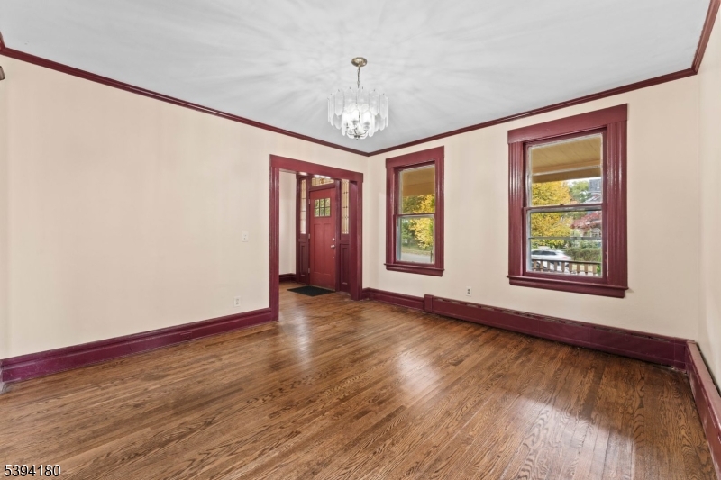 Dining Room Generous ceiling heights