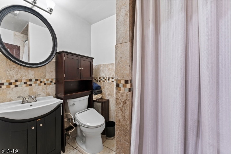 Bathroom Ful bath on first floor