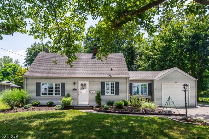 4 car parking in driveway