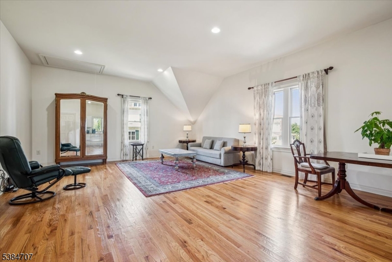 Carriage House Main Area 2 Bedrooms, 1 Bathroom