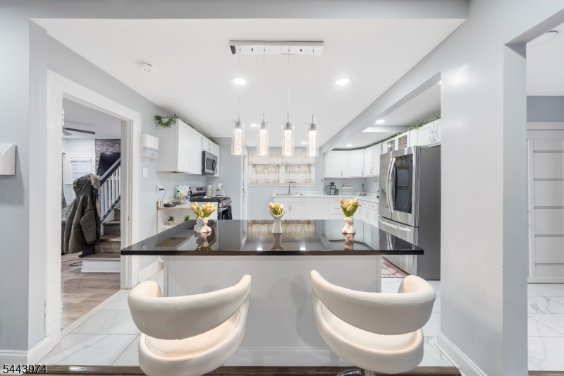 Kitchen breakfast bar