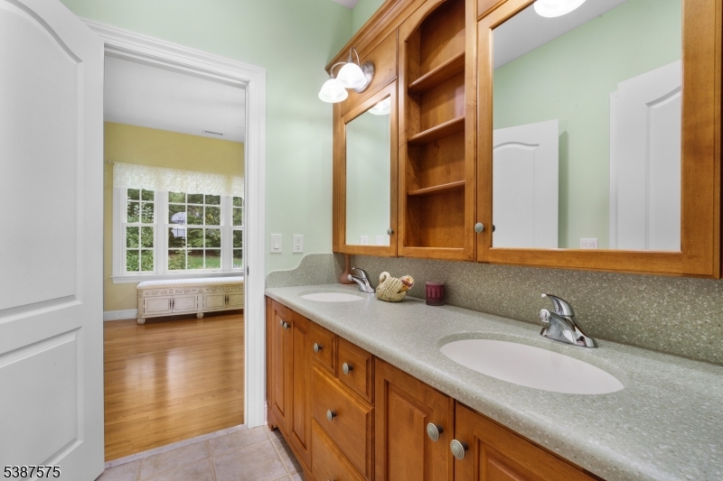 shared bathroom bed 4 & 5