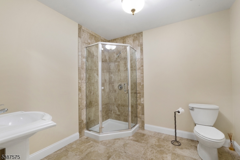 Lower level full bath