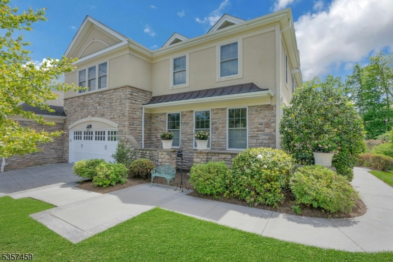 Welcome to this beautiful corner townhouse.
