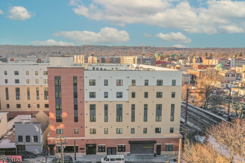 SUMMIT Orange Crossing Built in 2024, this Luxury Mid-rise apartment building features 99 units and 102 onsite garage parking spaces.