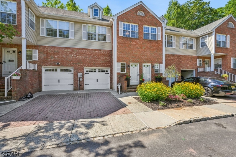 Move in ready townhome, ready for you.  The one car garage has extra storage space with plenty of parking in the parking lot.