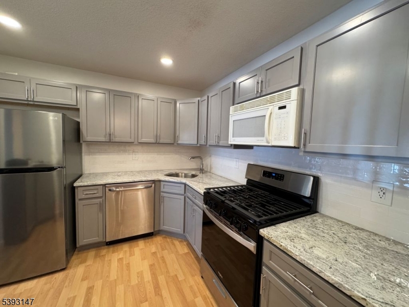 Kitchen - granite countertops