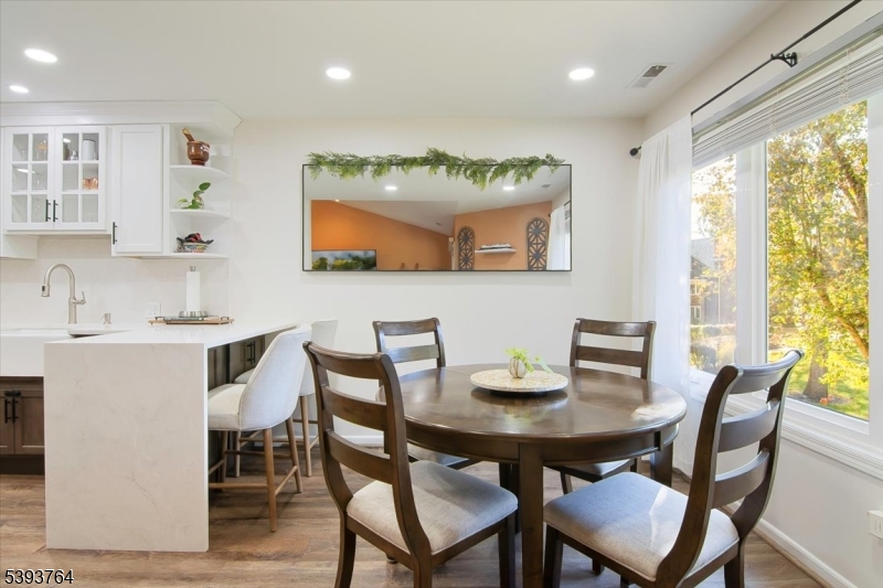 DINING AREA Great for formal dinners or quick meals on the go.