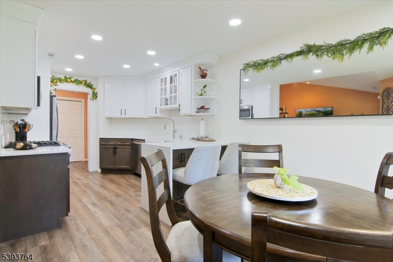 DINING AREA Beautiful neutral flooring will go with any decor!