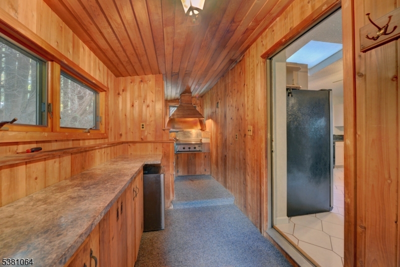 side prep kitchen Side prep kitchen has a vented gas grill.