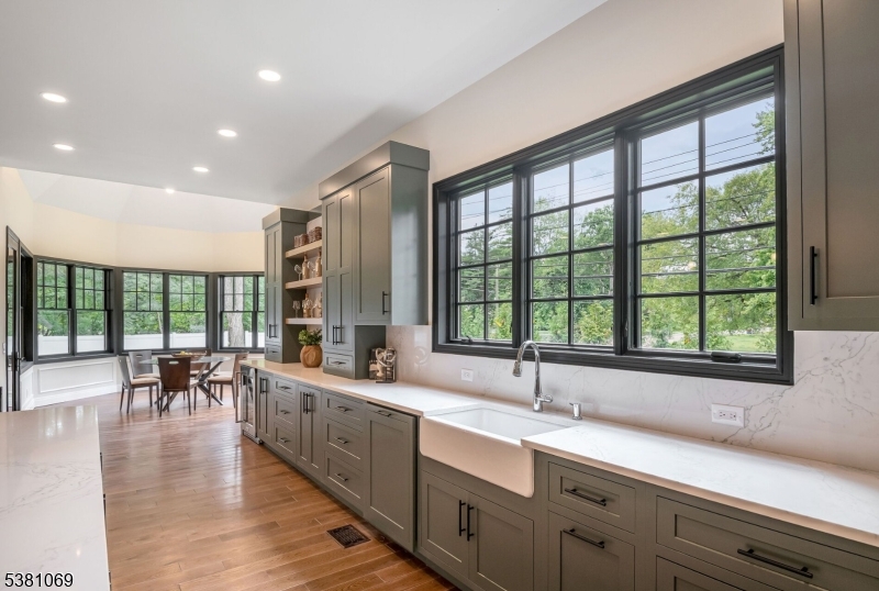 Kitchen Touchless Farmhouse Sink for Added Convenience