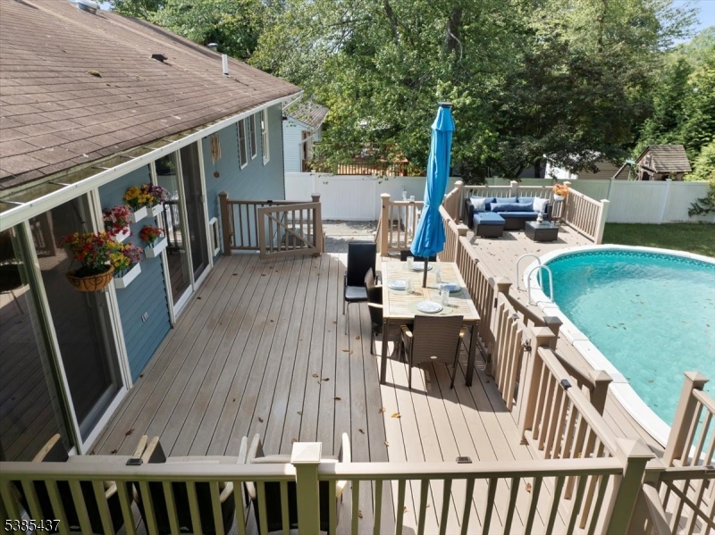 Expansive 2 tiered deck