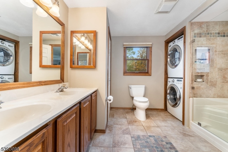 Primary bedroom bathroom